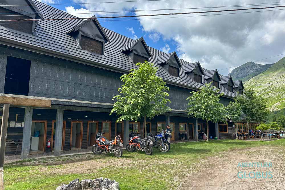Anreise nach Theth: Zwischenstopp in Boga, Übernachtung im Boga Alpine Resort mit Restaurant