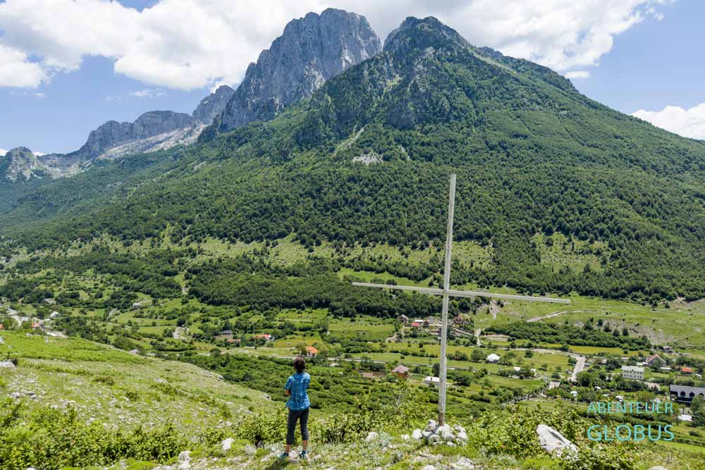 Anfahrt nach Theth: Zwischenstopp in Boga, Wanderung zum Aussichtspunkt mit Kreuz, Blick ins Boga-Tal