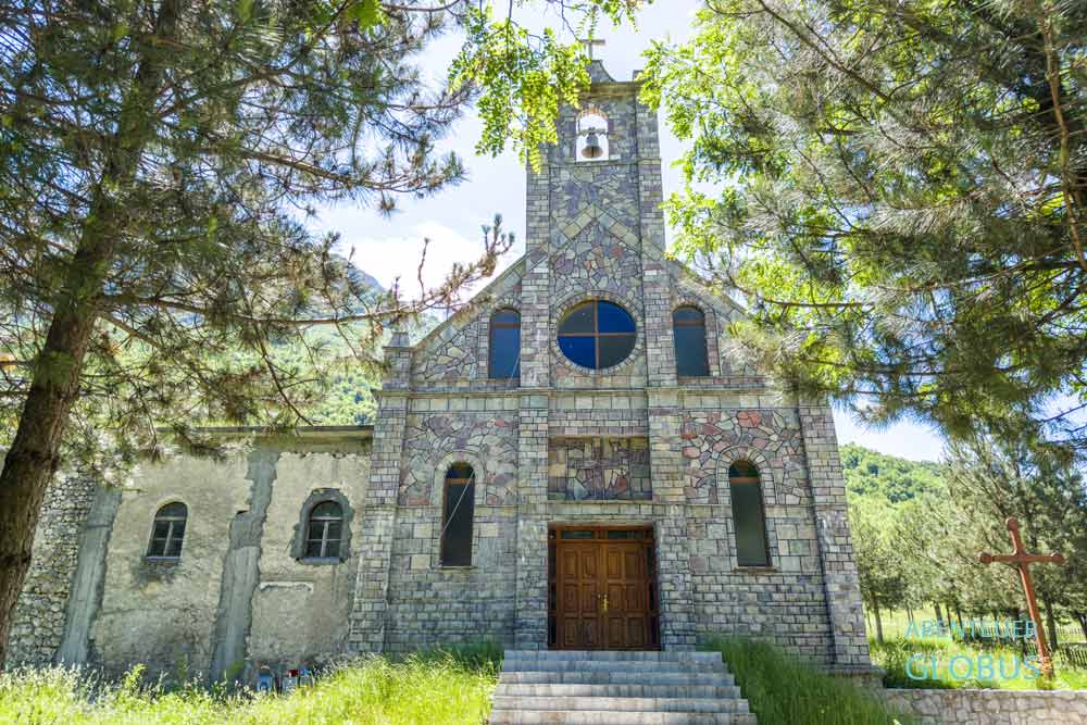 Anfahrt nach Theth: Zwischenstopp in Boga, Michaeliskirche