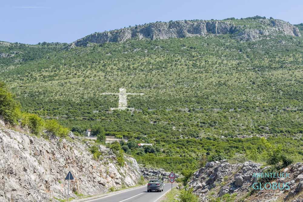 Anreise vom Süden nach Lepushe: Steinkreuz nahe Dorf Brigjia