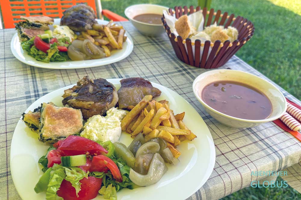 Traditionelles Essen vom Restaurant Bujtina Lepushe