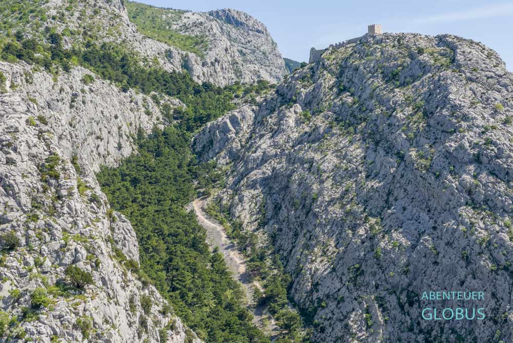 Wanderungen in Omis: Blick zur Festung Starigrad (Fortica) und Abstieg zum Fluss Cetina