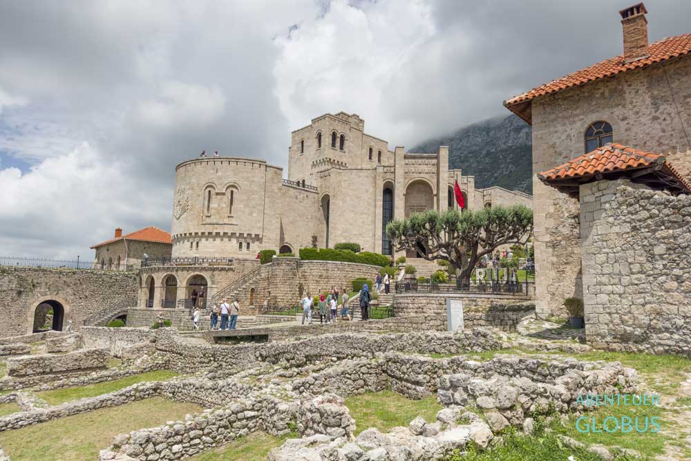 Highlight in Kruja: Skanderbeg Museum, auch National History Museum Gjergj Kastrioti Skenderbeu