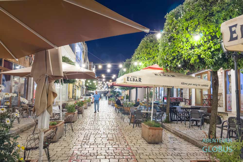 Fußgängerzone mit Restaurants und Cafés 