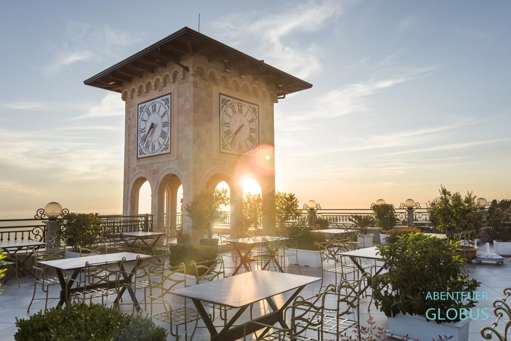 Hotel Panorama in Kruja mit Uhrturm auf der Dachterrasse 