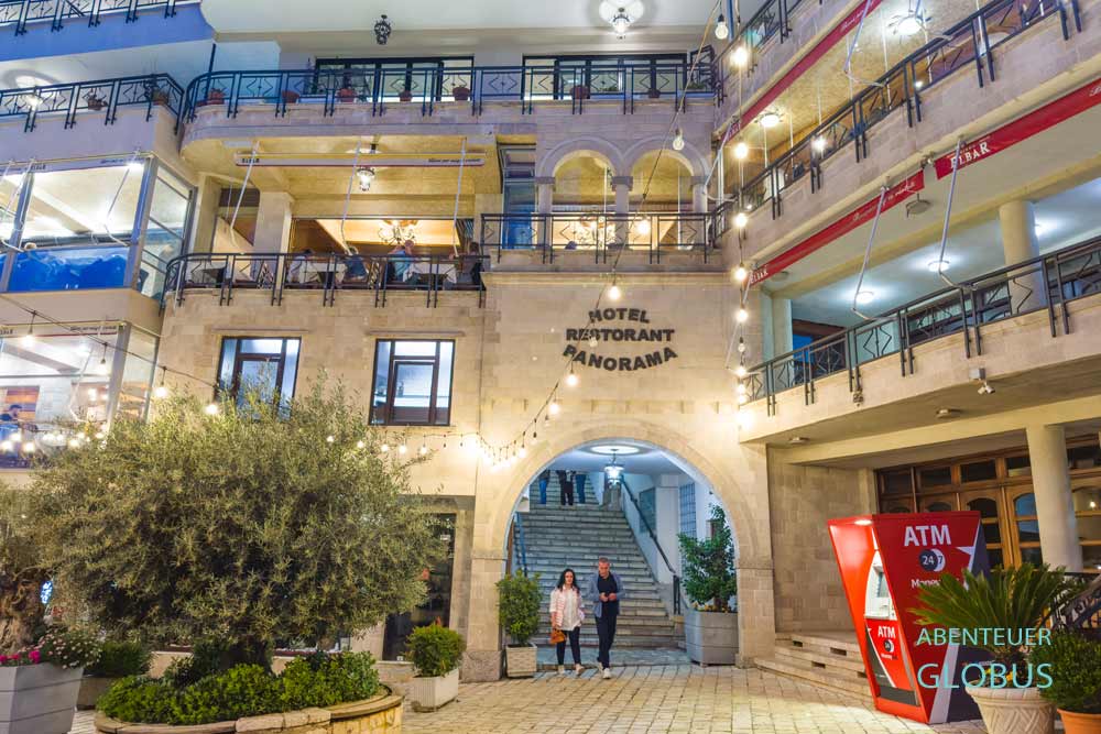 Unterkunft in Kruja, auch Kruje: Hotel Panorama am Abend