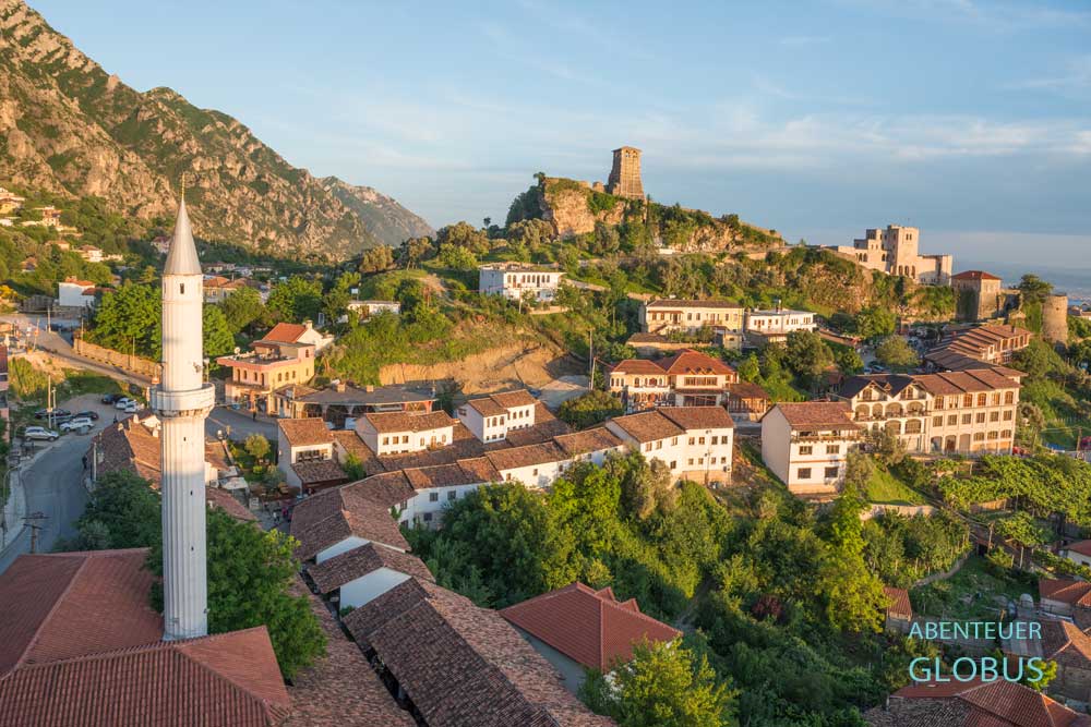 Kruja: Stadtansicht mit alten Basar, Varosh-Moschee, auch Basar-Moschee, und Burg Kruja
