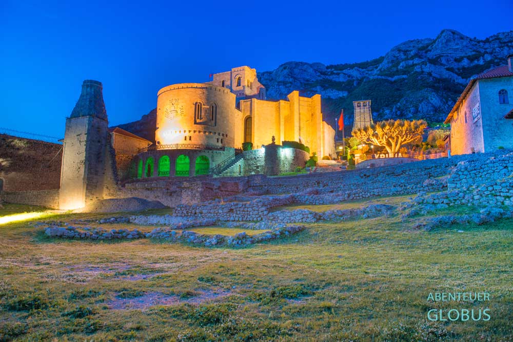 Beleuchtete Festungsanlage von Kruja