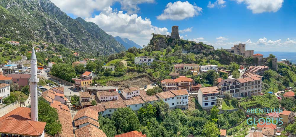 Stadtansicht von Kruja: Varosh- Moschee, Basargasse und Festung 
