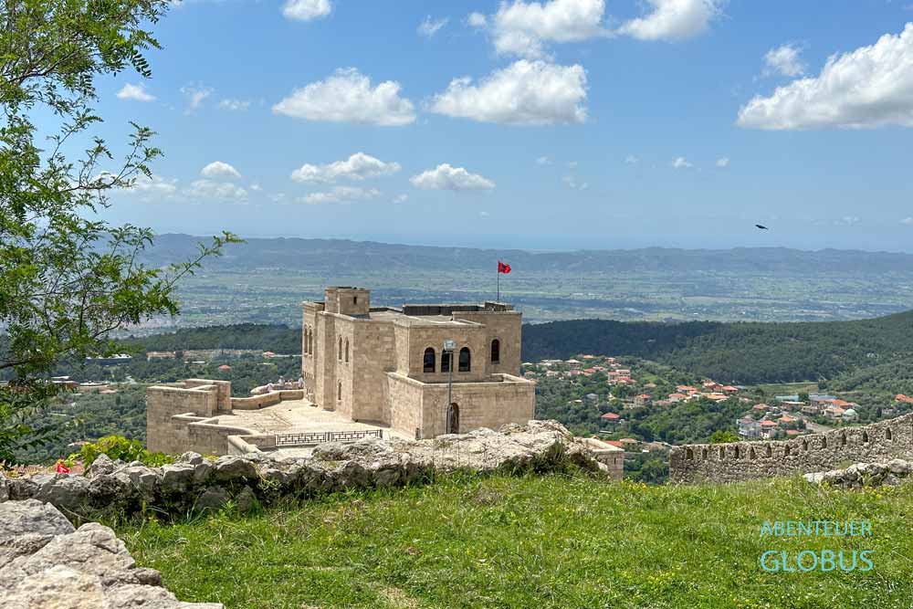 Blick von der Burganlage mit Skanderbeg Museum