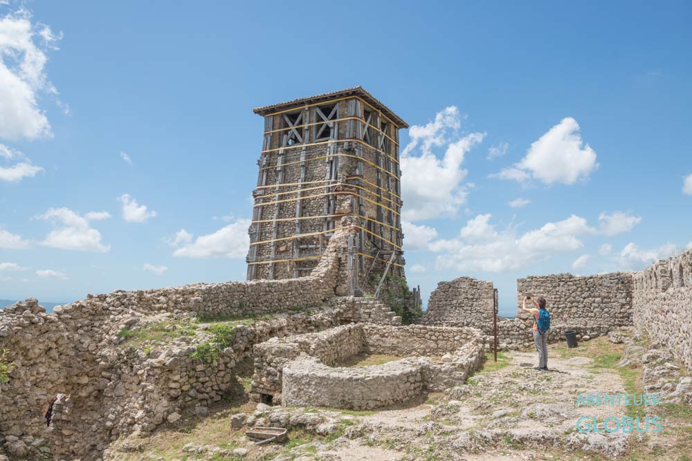 Highlight in Kruja: Burg Kruja mit Uhrturm Sahat Kulla, einst Wehrturm, und Überresten einer Kirche