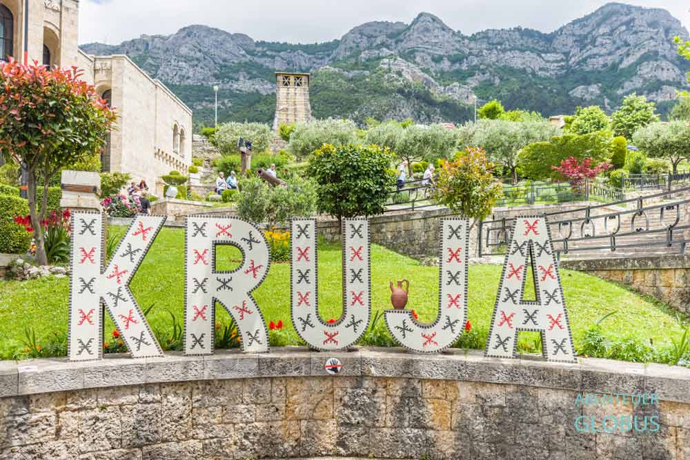 Schriftzug auf der Festung Kruja