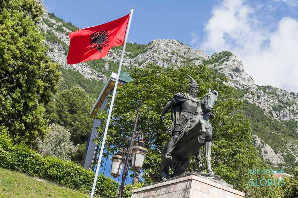 Skanderbeg-Platz mit dem Reiterstandbild vom Nationalhelden Skanderbeg auf seinem Pferd in Kruja