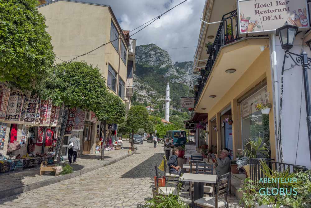 Fußgängerzone mit Restaurants und Cafés in Kruja, auch Kruje genannt
