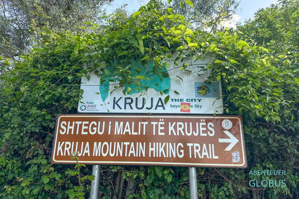 Ausgangspunkt für den "Kruja Mountain Hiking Trail" ist der Wegweiser an der Rruga e Malit.