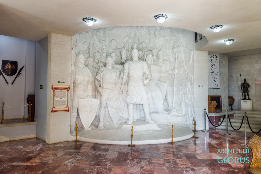 Kruja: Skanderbeg Museum mit Skulpturen von Skanderbeg und der Liga von Lezha