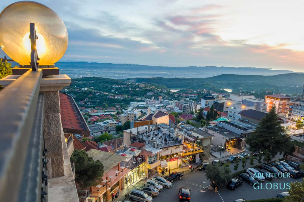 Stadtansicht von Kruja am Abend