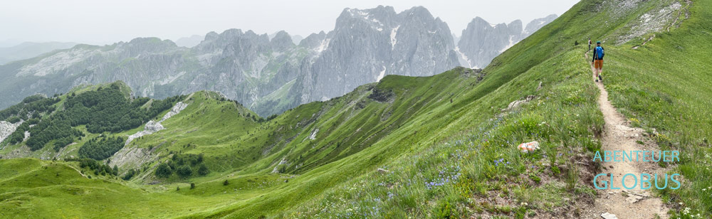 Hikingtour von Lepushe: Wanderweg zwischen den Bergen Maja e Popadijes (Popadija) und Maja e Vajushes (Talijanka). Im Hintergrund: Gipfel der Prokletije