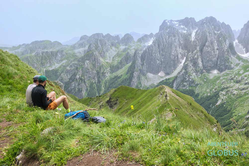 Wanderer machen eine Pause auf den Berg Maja e Vajushes, auch Vajusha genannt. 
