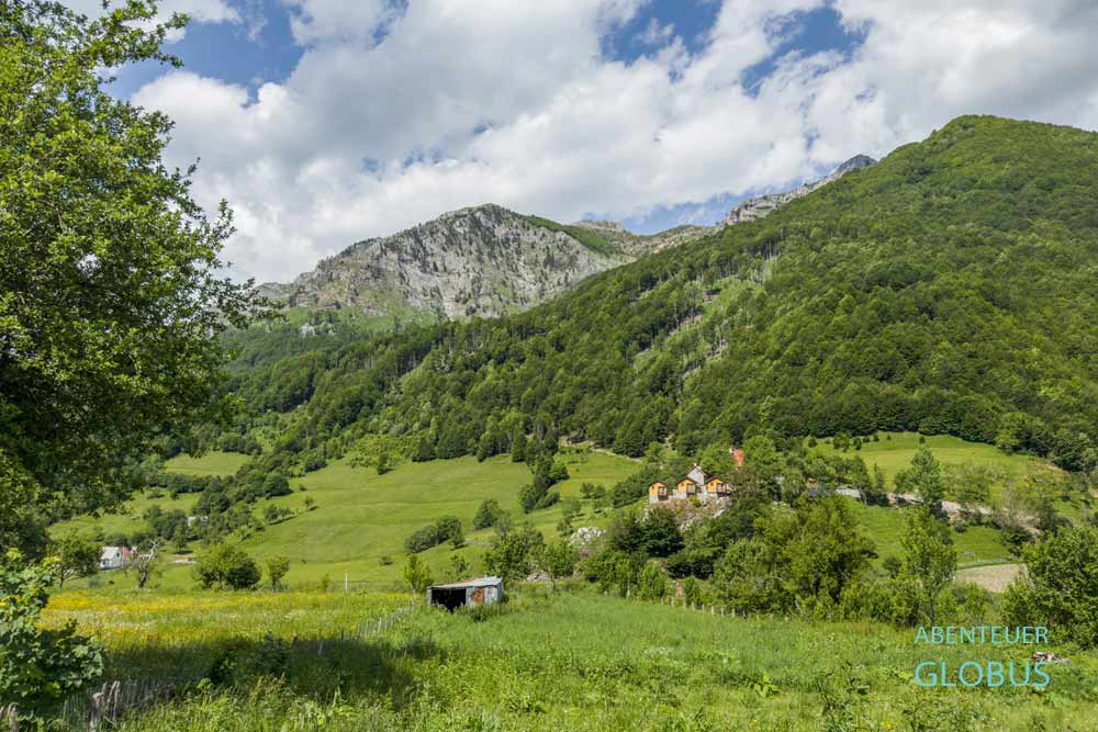 Lepushe Tal mit Hütten des Gästehauses Bujtina Tradicionale