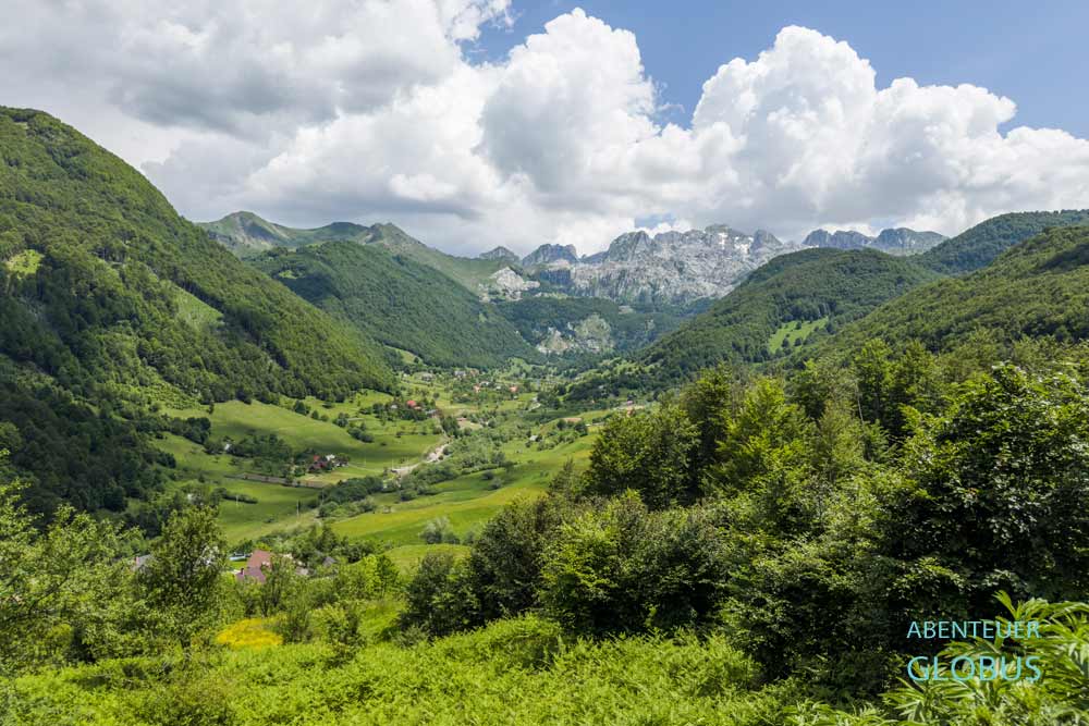 Lepushe vor dem Gebirgsmassiv der Bjeshket e Namuna ("Verfluchten oder verwunschenen Berge" oder Prokletije)