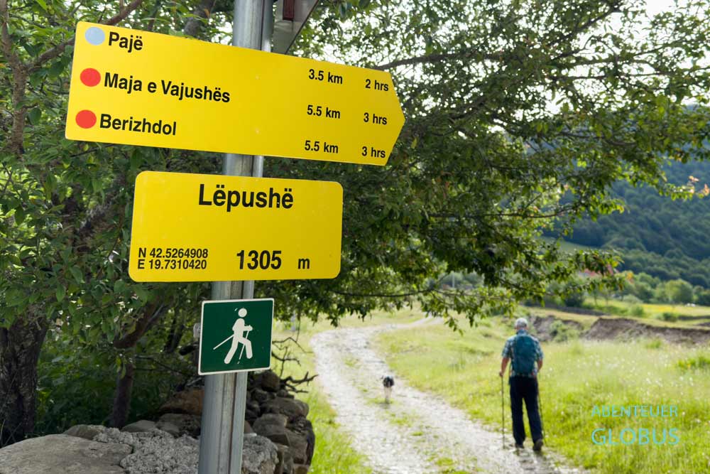 Aktivitäten in und um Lepushe (Lepusha): Hinweisschild für die Wanderung zum Berggipfel Maja e Vajushes