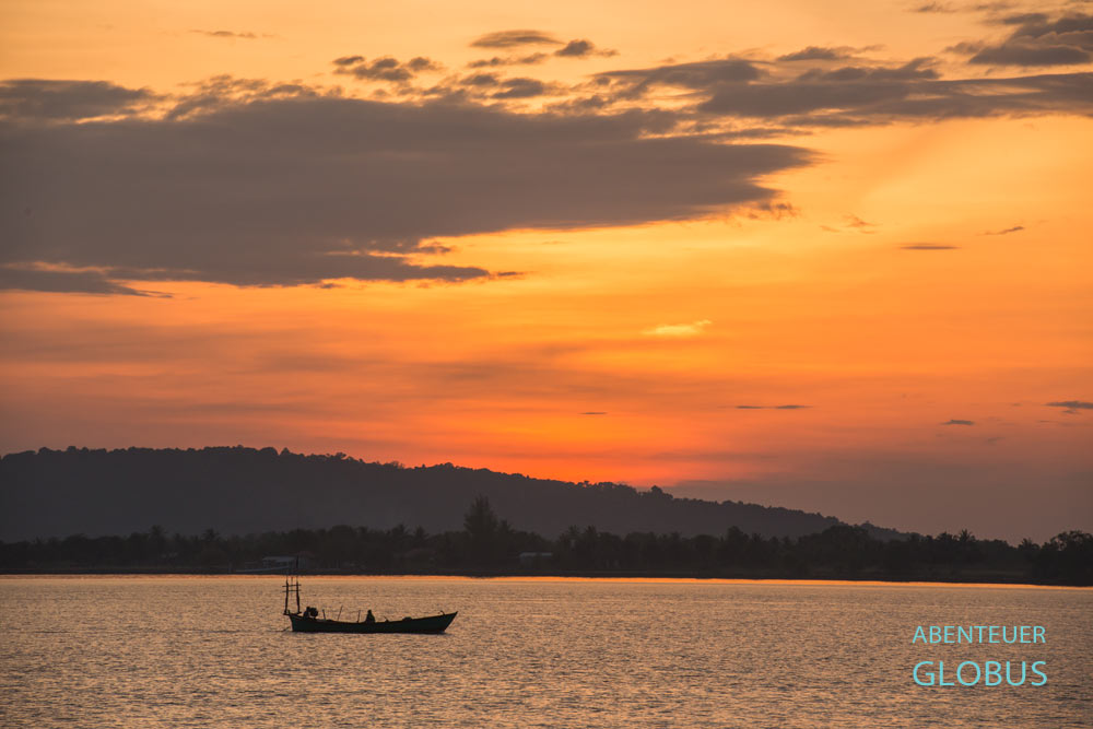 Insel Koh Rong im Abendlicht mit einem Boot vor dem Lonely Beach