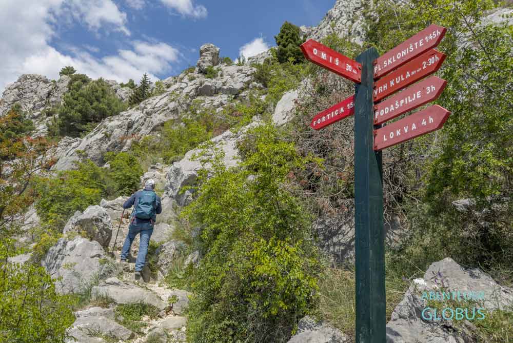 Wegweiser am Wanderweg auf die Festung Starigrad (Fortica) in Omis