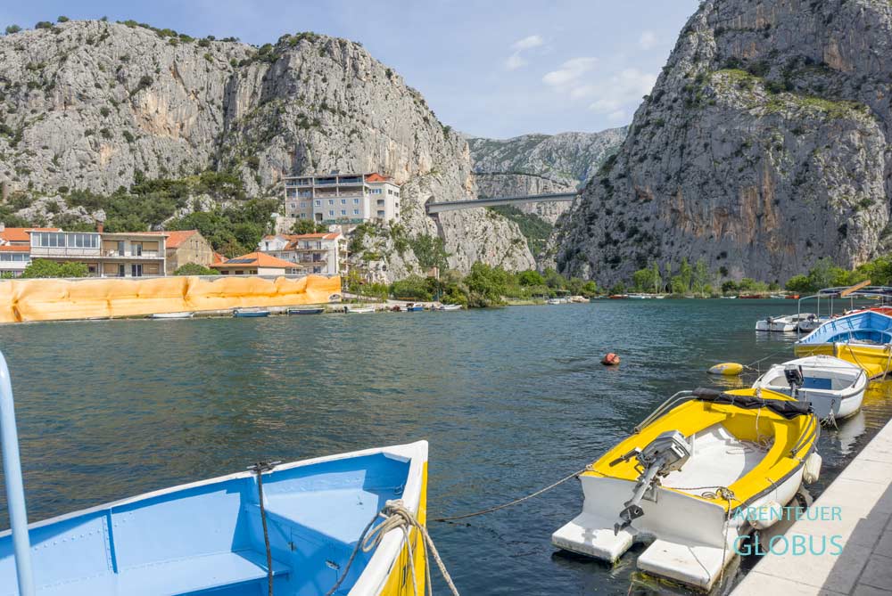 Anlegestelle der Boote in Omis, Bootstour auf dem Fluss Cetina 