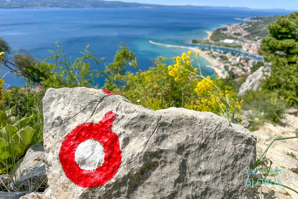 Wegmarkierung des Pfades auf die Festung Starigrad (Fortica)