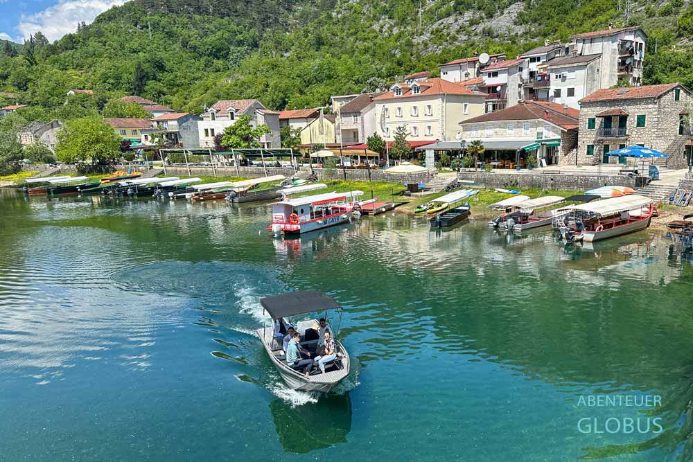 Ausflugsboote für den Skutarisee am Fluss Rijeka Crnojevica