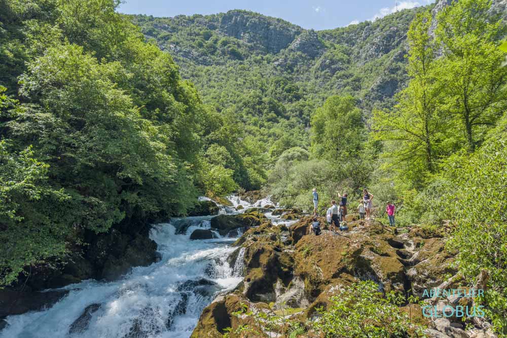 Rijeka Crnojevica: Wandern zur Obod Cave, Stromschnellen Brzaci Rapids am Fluss Crnojevica