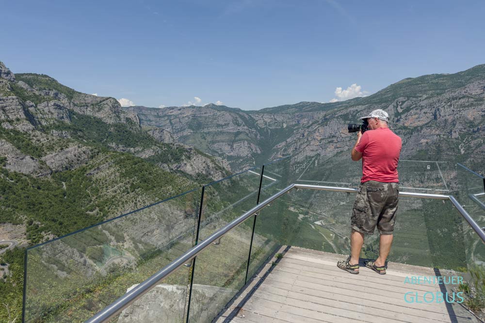 Anreise nach Lepushe: Aussichtspunkt an den Serpentinen von Rrapsh