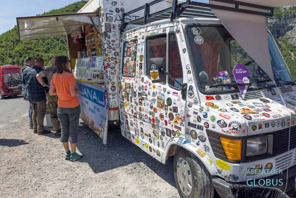 Anreise nach Lepushe: Foodtruck am Aussichtspunkt der Serpentinen von Rrapsh