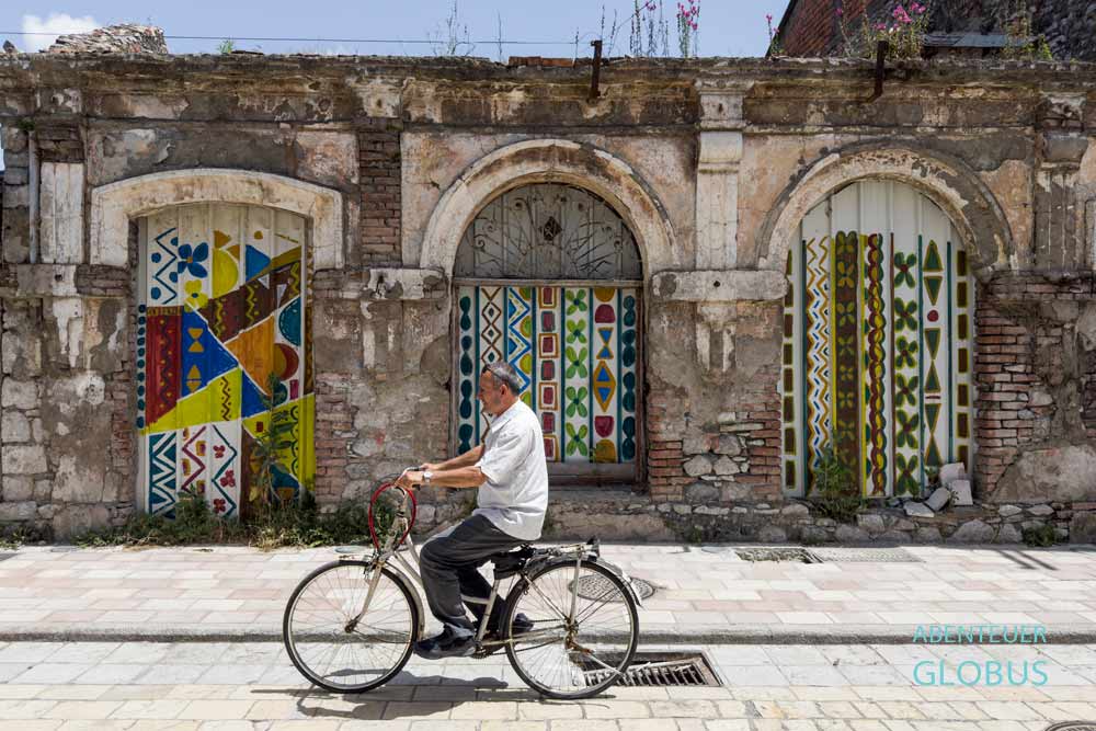 Altstadt in Shkodra: Radfahrer in der Straße Gjuhadol