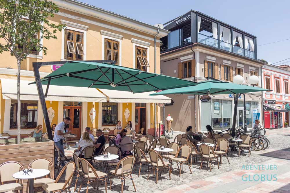 Altstadtviertel Gjuhadol in Shkodra: Straße Rruga Kole Idromeno mit Eiscafe