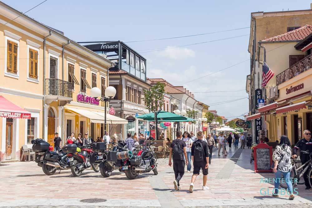 Altstadtviertel Gjuhadol in Shkodra: Flaniermeile Rruga Kole Idromeno Straße
