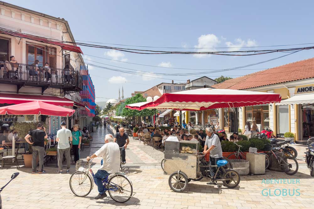 Shkodra: Cafe Flo an der Kreuzung der Straßen Rruga Kole Idromeno und Rruga Gjuhadol in der Altstadt