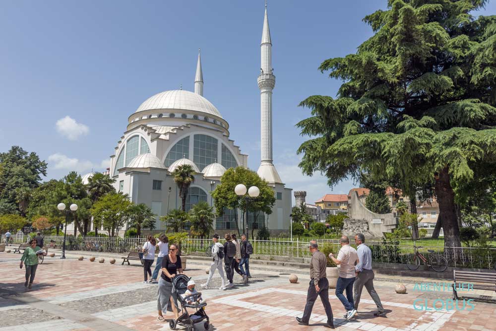 Highlights in Shkodra: Moschee Ebu Beker an der Fußgängerzone Rruga Kole Idromeno