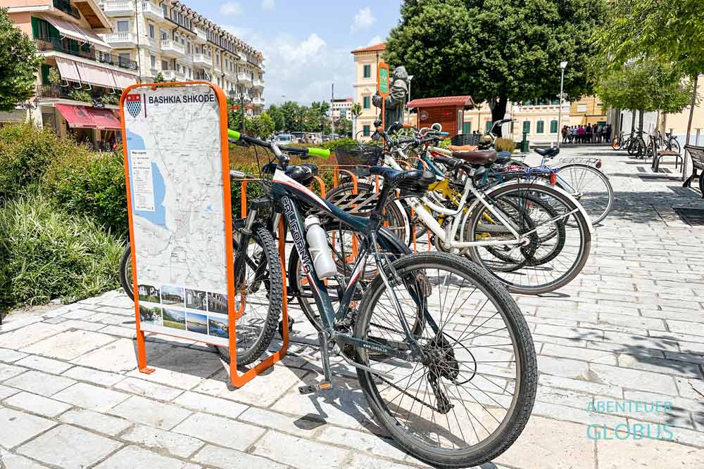 Shkodra: Stadt der Fahrräder, Fahrradständer an der Stephanskathedrale