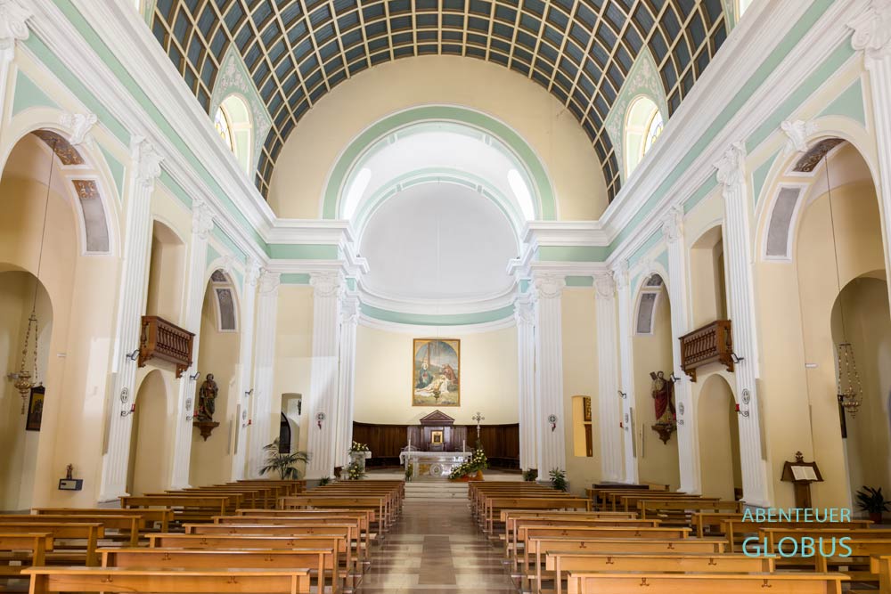 Kirchen in Shkodra: Franziskanerkirche (Kisha Katolike Franceskane) mit Altar im Altstadtviertel Gjuhadol