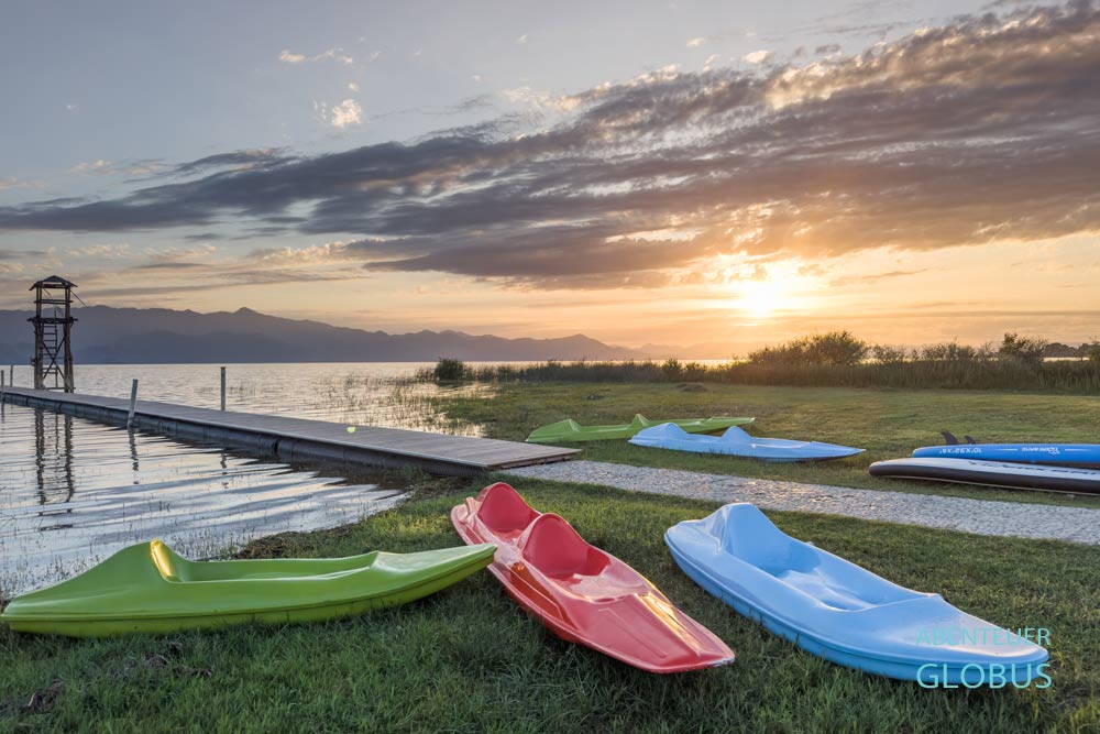 Aktivitäten in Shkodra: Lake Shkodra Resort vermietet Kajaks, SUPs und Fahrräder.