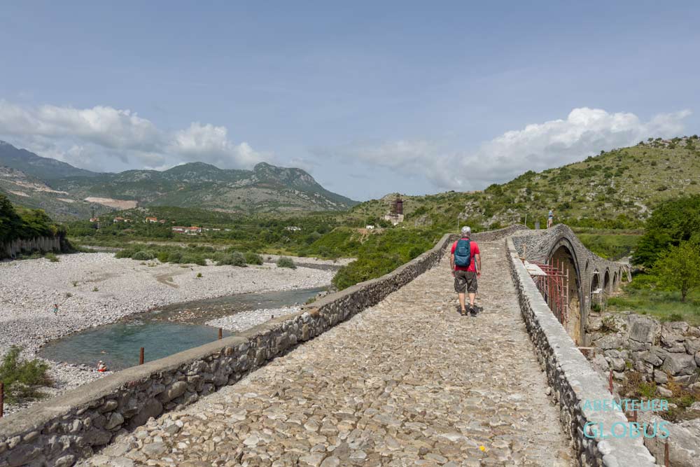 Attraktion in der Umgebung von Shkodra: Brücke Mesi, auch Ura e Mesit, im Dorf Mes