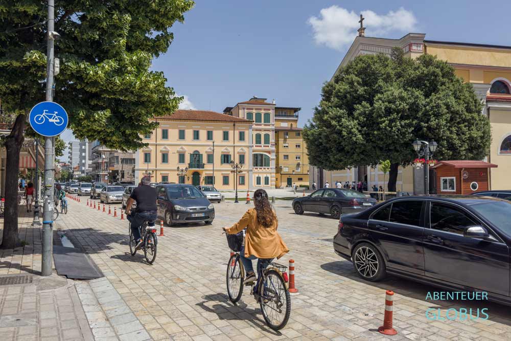 Shkodra: Stadt der Fahrräder, Radweg an der Stephanskathedrale