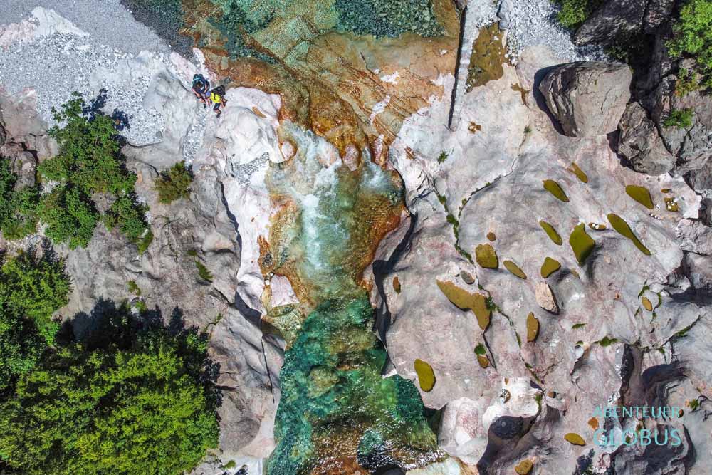 Sehenswürdigkeit bei Theth: Wanderung zum Blue Eye, am Weg der Canyon im Fluss Lumi i Kaprreja