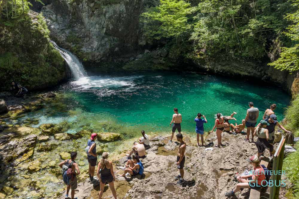 Sehenswürdigkeit bei Theth: Blue Eye (Syri i Kalter oder Blaues Auge) mit Wasserfall