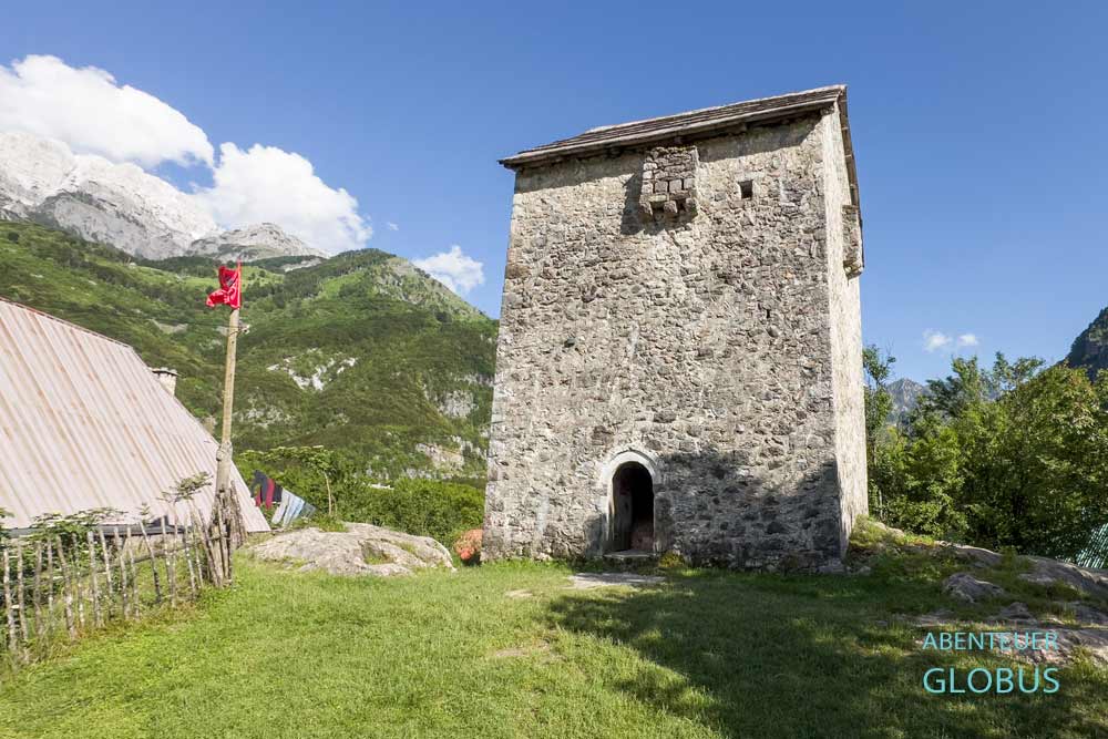 Sehenswürdigkeit in Theth: Steinturm Kulla e Ngujimit, auch Kulla e Pajtimit oder Blutracheturm genannt