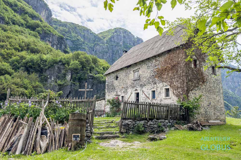 Theth: Wanderung zum Wasserfall Grunas, Café Kunora e Grunasit (Kulla e Mhill Gjonit)