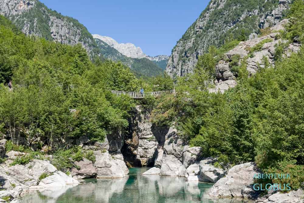 Wanderung zum Blue Eye bei Theth: Holzbrücke über den Fluss Lumi i Kaprreja