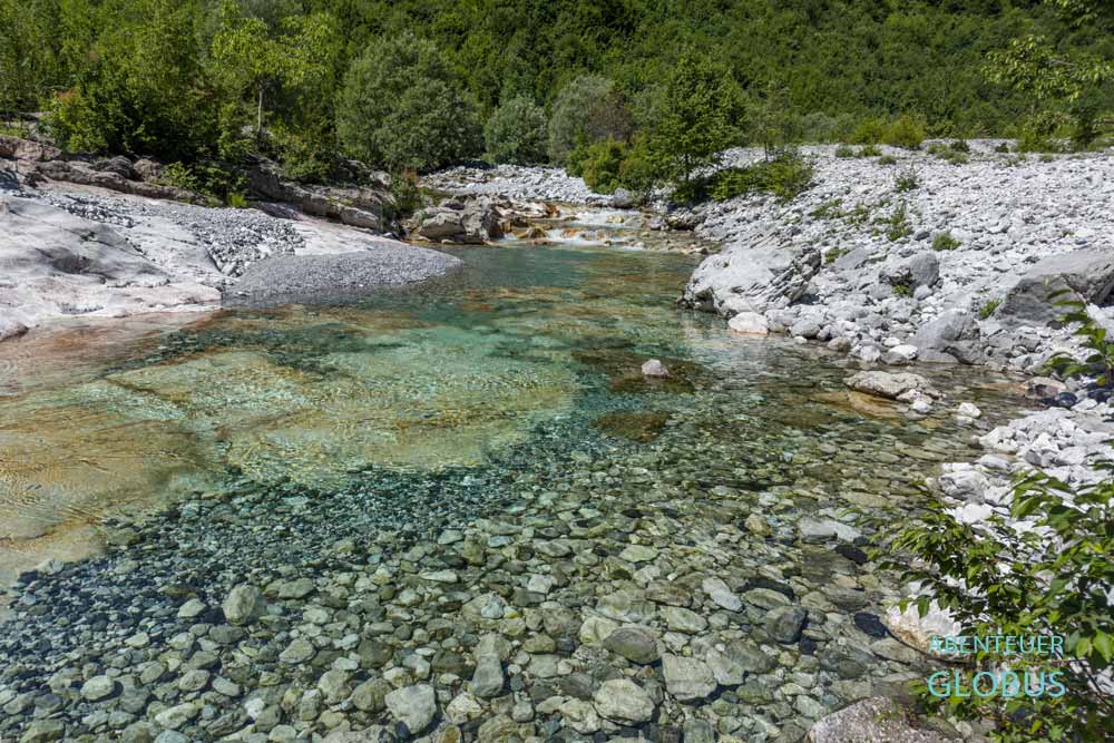 Highlight bei Theth: Fluss Lumi i Kaprreja im Tal auf der Wanderung zum Blue Eye